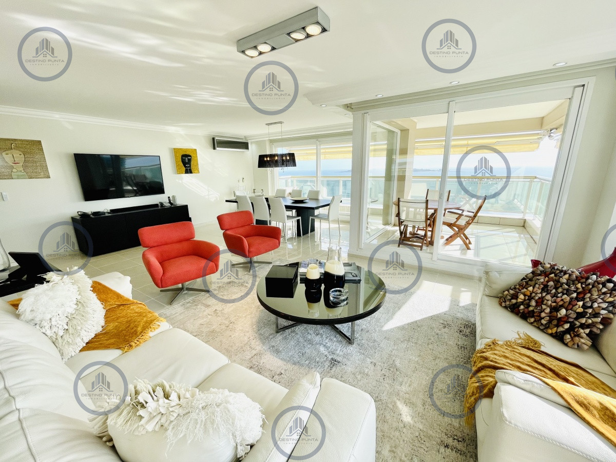 Apartamento ID.1059 - Venta de Excelente apartamento en alquiler temporario de tres dormitorios más dependencia de servicio, Playa Mansa, Punta del Este