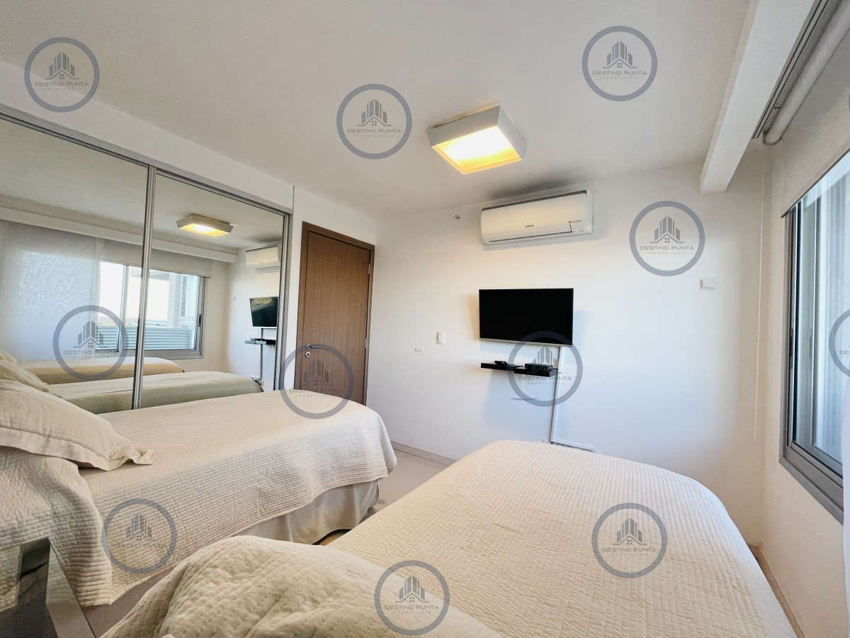 Apartamento ID.1525 - Apartamento de 3 Dormitorios y Dependencia, con Parrillero y Vista al Mar en Playa Brava, Punta del Este 