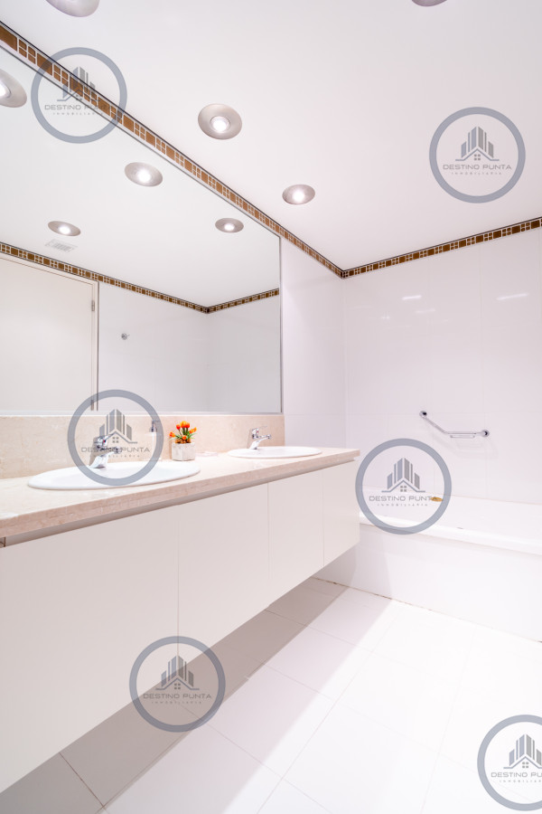 Apartamento ID.53 - Moderno Apartamento sobre playa Brava en torre Le Parc, cuenta con dos dormitorios más dependencia de servicio. Punta del Este