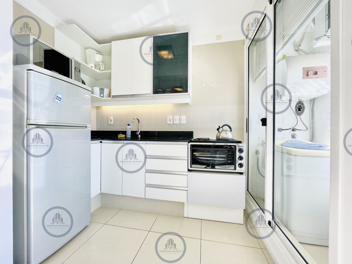 Alquiler Anual de Moderno Apartamento de 1 Dormitorio en torre con servicios, Punta del Este — fotografía 4