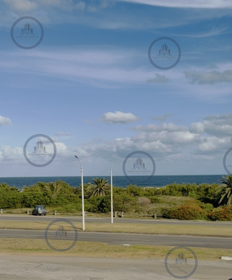 Apartamento ID.3030 - Venta de apartamento de 3 dormitorios sobre primera fila de Playa Brava, Punta del Este