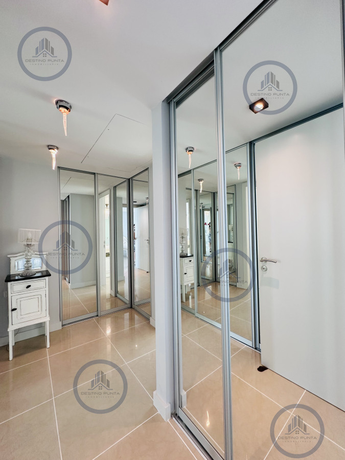 Apartamento ID.2300 - Lujoso Penthouse de 4 Dormitorios con Vista al Mar sobre Playa Mansa, Punta del Este