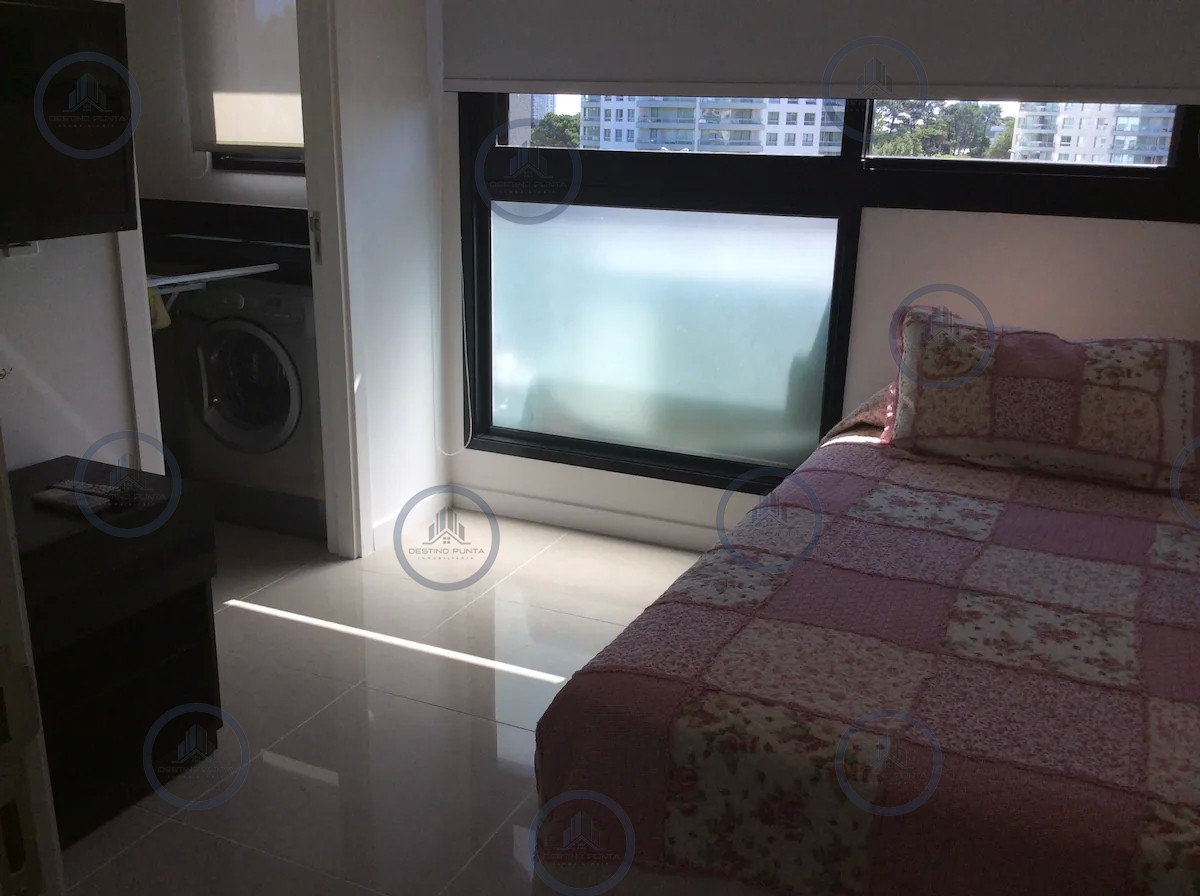 Apartamento ID.218 - Venta y alquiler de moderno departamento de tres dormitorios más dependencia a pasos de Playa Brava