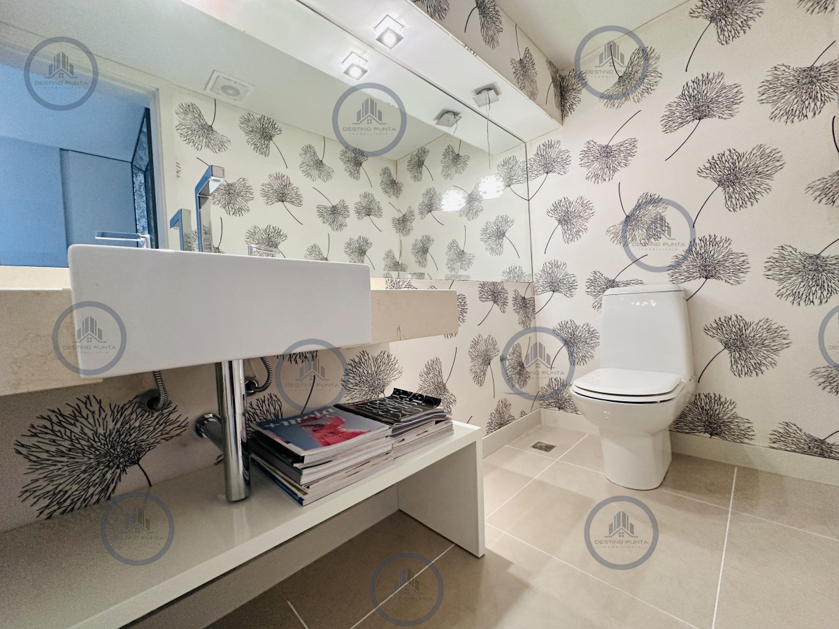 Apartamento ID.2300 - Lujoso Penthouse de 4 Dormitorios con Vista al Mar sobre Playa Mansa, Punta del Este