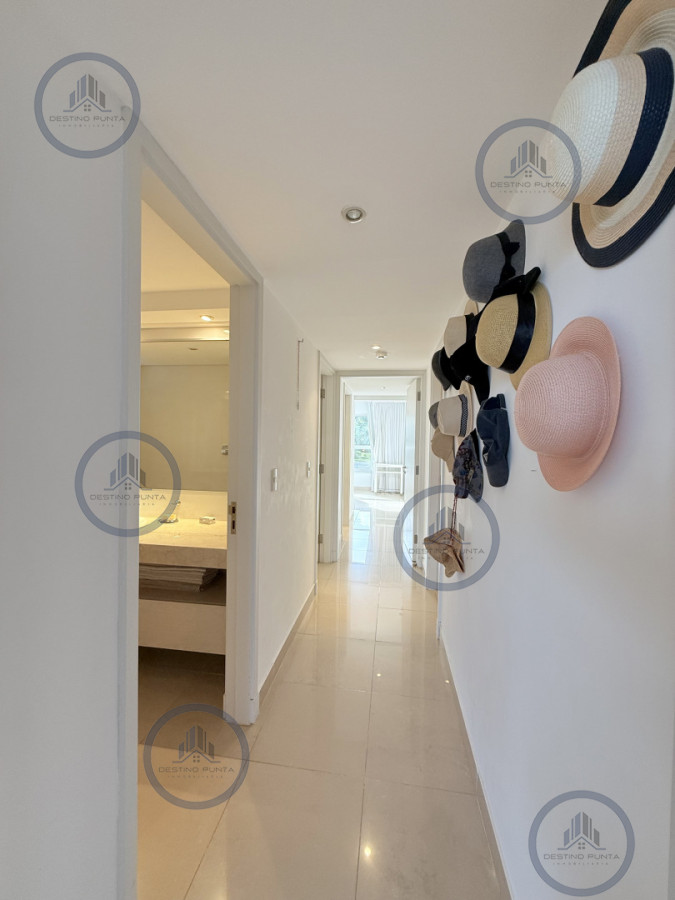 Apartamento ID.3030 - Venta de apartamento de 3 dormitorios sobre primera fila de Playa Brava, Punta del Este