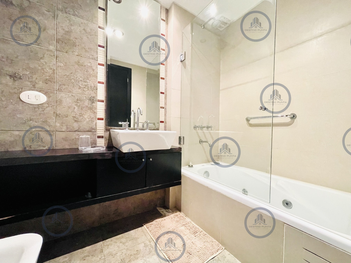 Apartamento ID.1660 - Apartamento de 2 Dormitorios, Vista al Mar y Parrillero en Playa Mansa, Venta