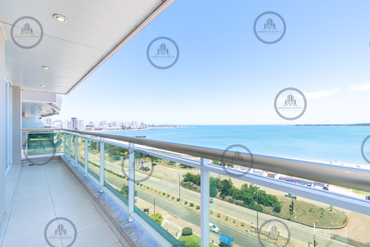 Apartamento ID.77 - Alquiler temporario y venta de espectacular departamento esquinero al frente en edificio icónico frente al Mar, Playa Mansa, Punta del Este 