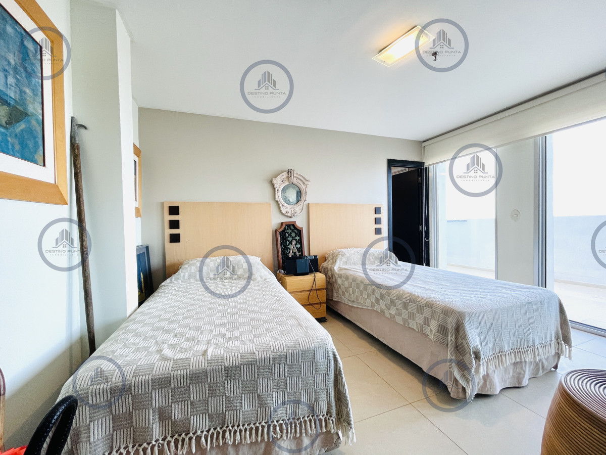 Apartamento ID.1226 - Venta de Excelente Penthouse de 2 Dormitorios y Parrillero con vistas a Playa Mansa, Punta del Este
