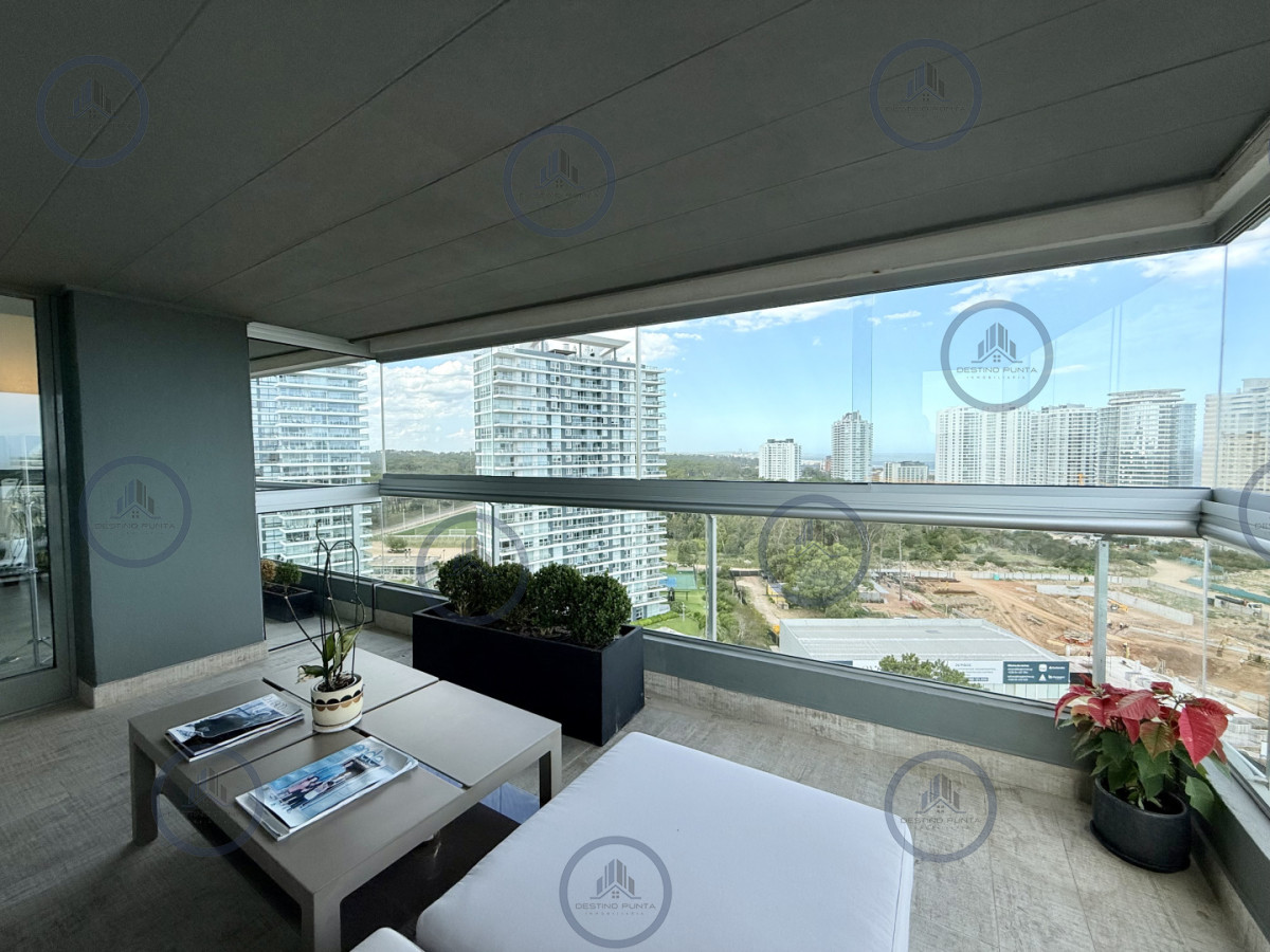 Apartamento ID.2036 - Apartamento Penthouse finamente decorado de 3 dormitorios con parrillero propio en venta, Roosevelt Brava, Punta del Este
