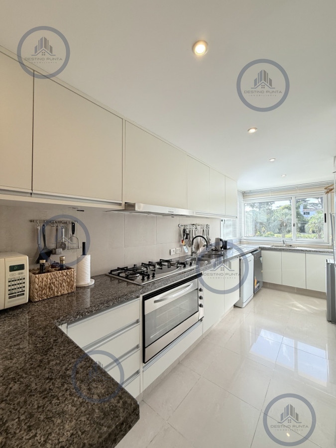 Apartamento ID.3030 - Venta de apartamento de 3 dormitorios sobre primera fila de Playa Brava, Punta del Este