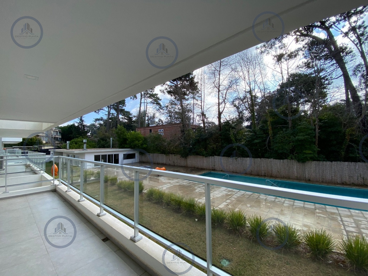 Apartamento ID.777 - Espectacular Apartamento de Dos Dormitorios, Dependencia y Parrillero a Estrenar en Punta del Este