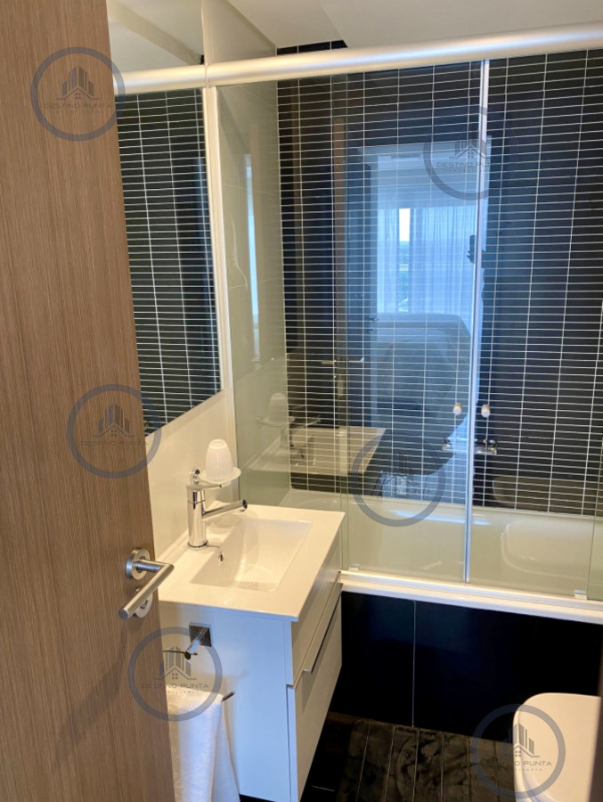 Apartamento ID.175 - Alquiler temporal de apartamento piso alto de 2 dormitorios más servicio en playa brava 