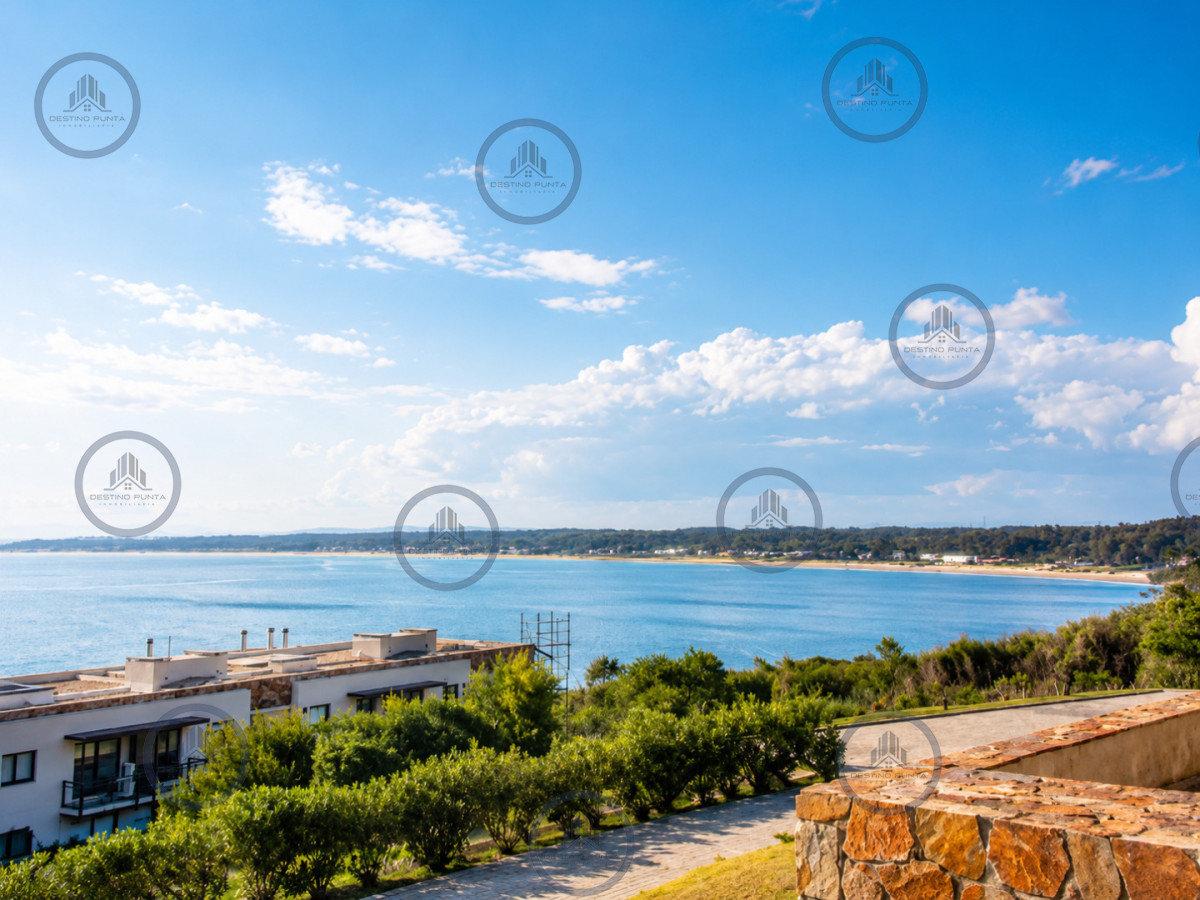 Apartamento ID.2462 - Excelente y amplio departamento duplex en venta de 3 dormitorios mas dependencia con parrillero, Punta Ballena
