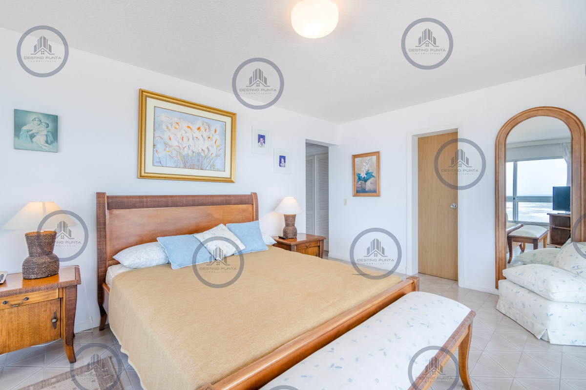 Apartamento ID.71 - Excelente Apartamento de 3 Dormitorios y Dependencia de Servicio Frente al Mar - Playa Brava