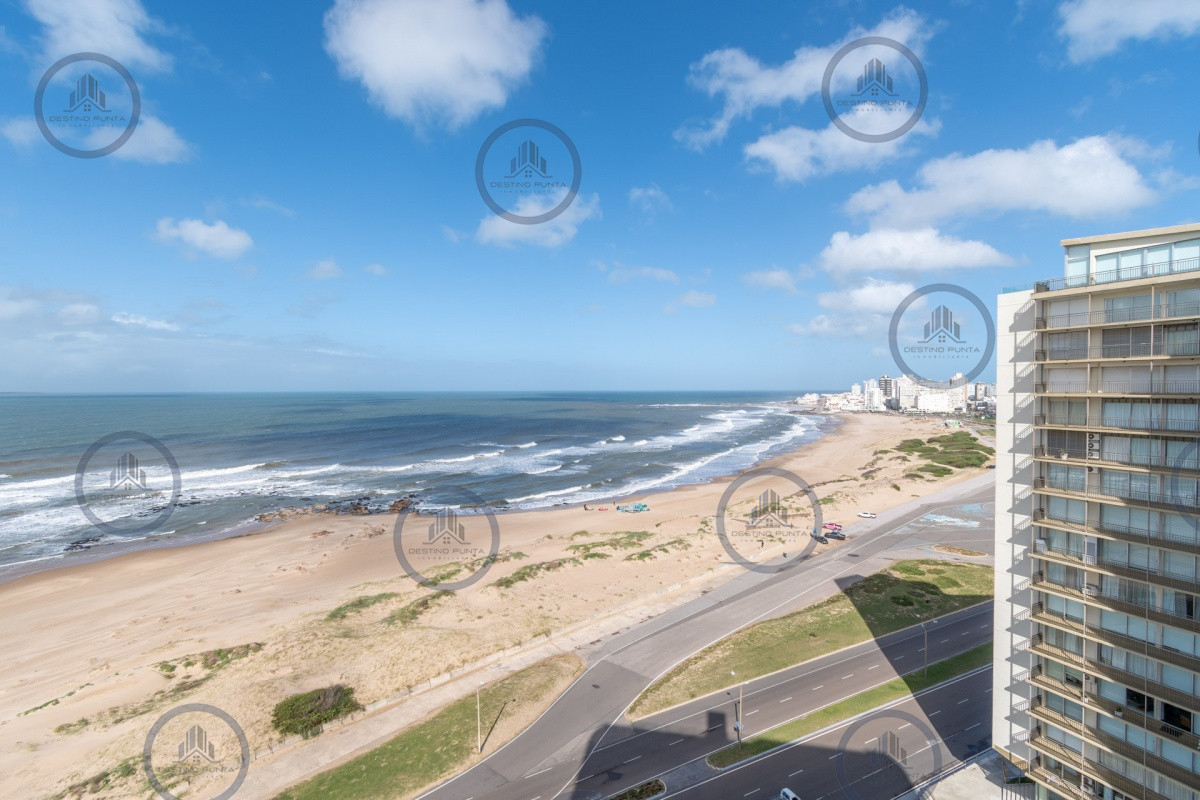 Apartamento ID.71 - Excelente Apartamento de 3 Dormitorios y Dependencia de Servicio Frente al Mar - Playa Brava