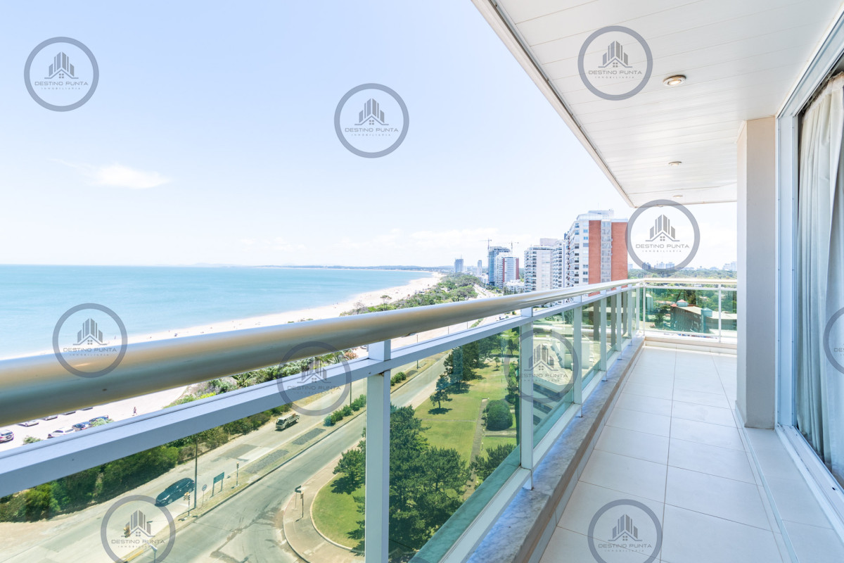 Apartamento ID.77 - Alquiler temporario y venta de espectacular departamento esquinero al frente en edificio icónico frente al Mar, Playa Mansa, Punta del Este 