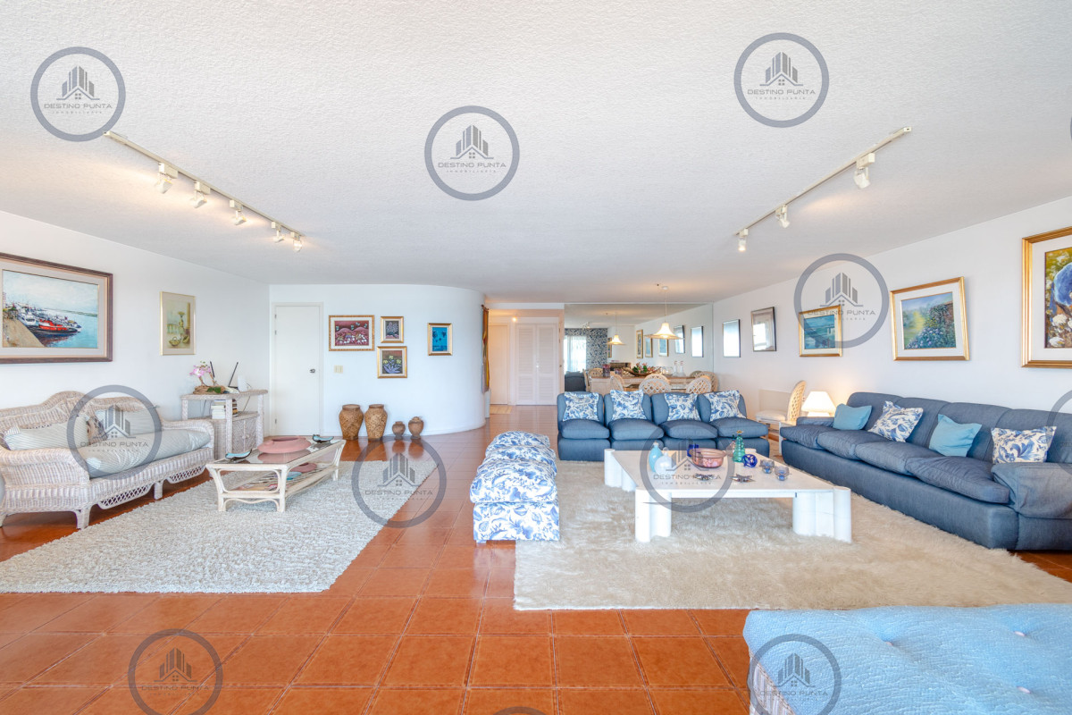 Apartamento ID.71 - Excelente Apartamento de 3 Dormitorios y Dependencia de Servicio Frente al Mar - Playa Brava
