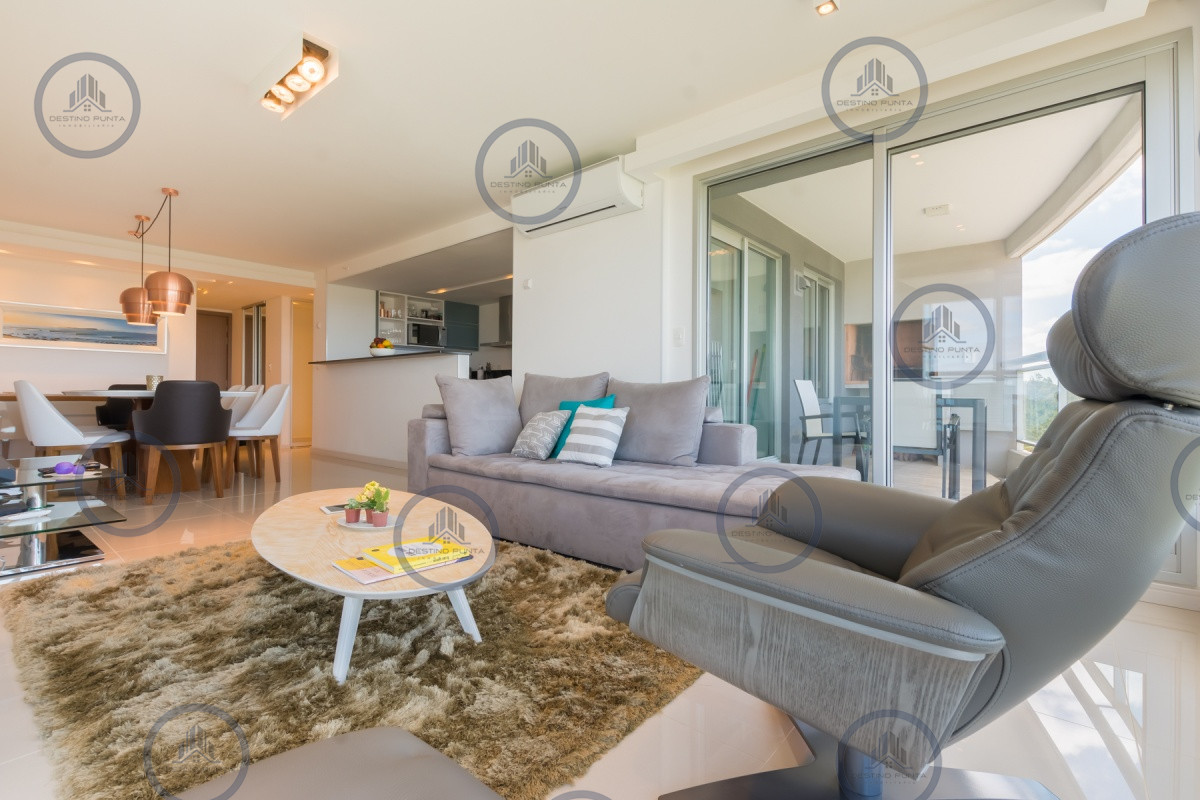 Apartamento ID.301 - Excelente Apartamento de 2 Dormitorios + Servicio en Brava con Vista al Mar