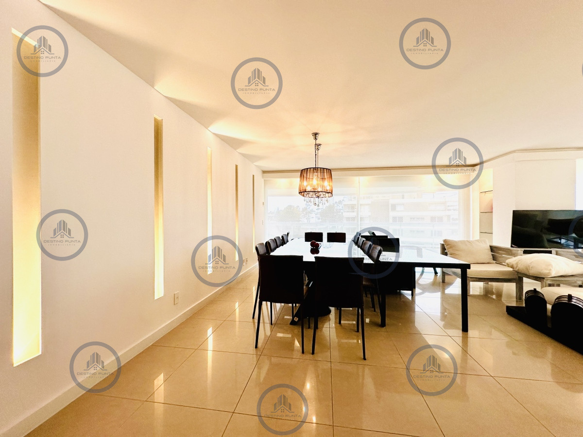 Apartamento ID.1708 - Alquiler temporario de gran apartamento de 4 dormitorios más dependencia en Playa Mansa
