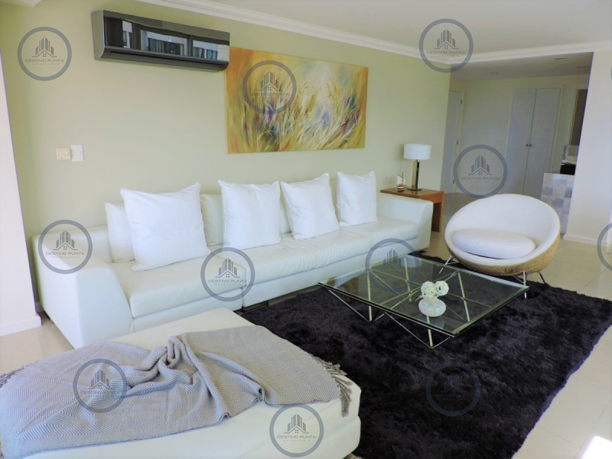 Venta y alquiler de apartamento en playa Brava de tres dormitorios mas dependencia de servicio, Punta del Este — fotografía 3