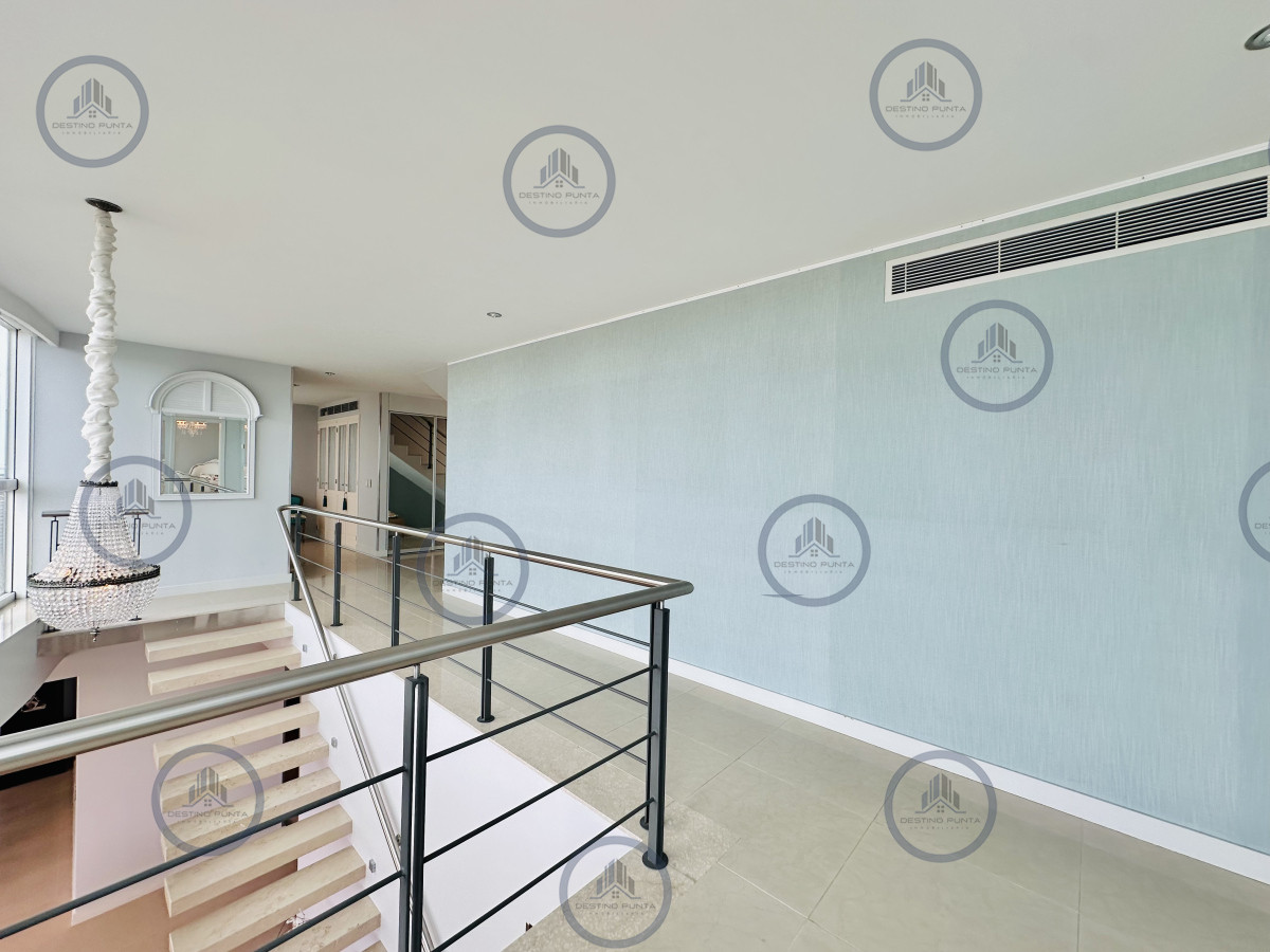 Apartamento ID.2300 - Lujoso Penthouse de 4 Dormitorios con Vista al Mar sobre Playa Mansa, Punta del Este