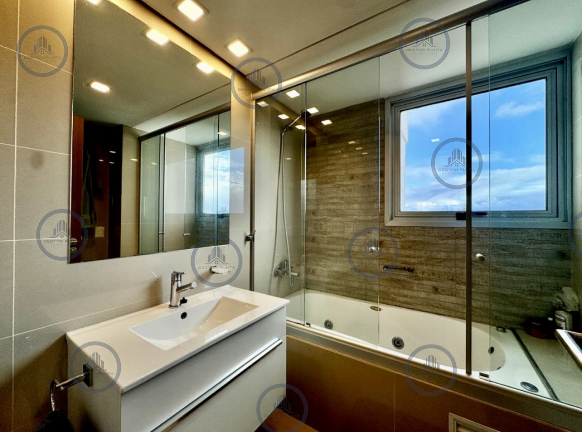 Apartamento ID.174 - Venta de apartamento de 2 dormitorios más dependencia y parrillero en Playa Mansa