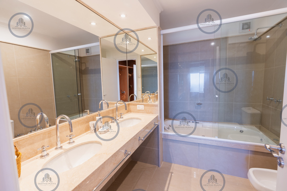 Apartamento ID.231 - Exclusivo penthouse en venta de 3 dormitorios vista al mar, piscina y parrillero de uso exclusivo sonbre Playa Mansa, Pinares