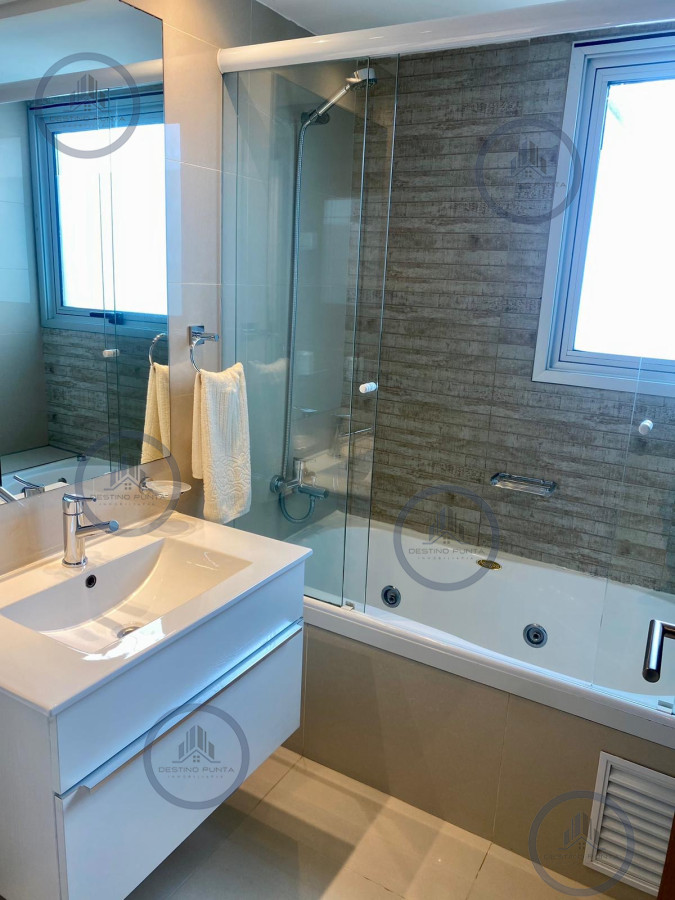 Apartamento ID.2159 - Oportunidad Moderno Apartamento de 2 Dormitorios y Dependencia a Pasos de Playa Brava