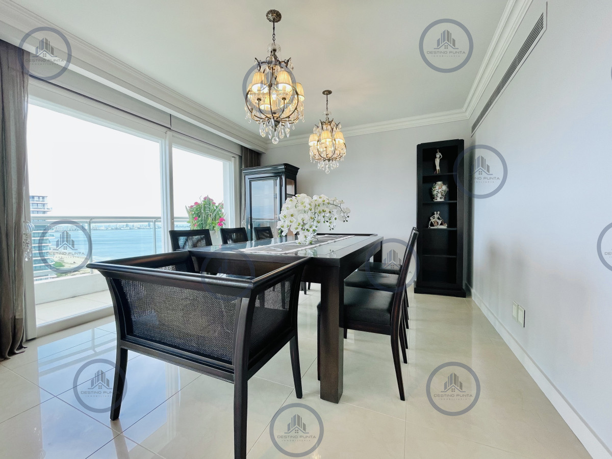Apartamento ID.2300 - Lujoso Penthouse de 4 Dormitorios con Vista al Mar sobre Playa Mansa, Punta del Este