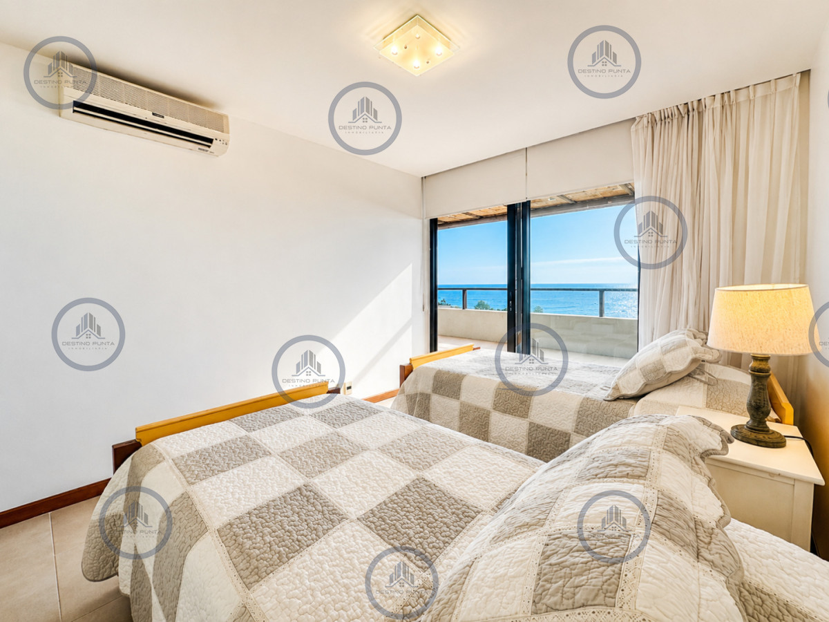 Apartamento ID.2462 - Excelente y amplio departamento duplex en venta de 3 dormitorios mas dependencia con parrillero, Punta Ballena