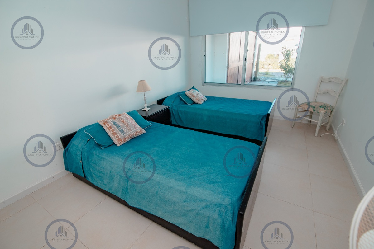 Apartamento ID.61 - Oportunidad en Venta de Apartamento de planta baja con salida al jardín de tres dormitorios en Playa Montoya