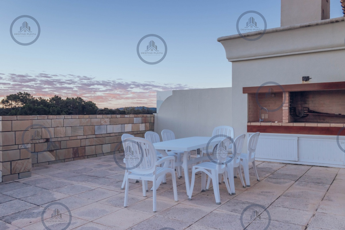Apartamento ID.235 - Venta y alquiler temporario de maravilloso departamento penthouse en complejo privado de Playa Mansa