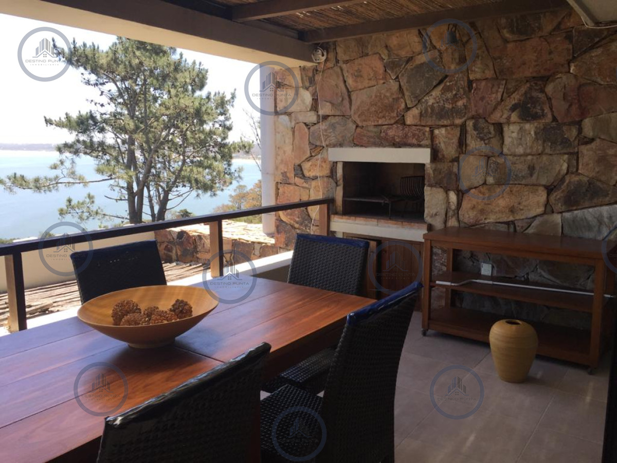 Apartamento ID.582 - Venta de apartamento amplio de dormitorio y medio con terraza y parrillero de uso exclusivo en Punta Ballena