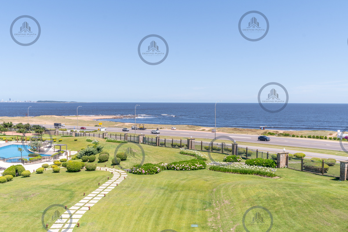 Apartamento ID.231 - Exclusivo penthouse en venta de 3 dormitorios vista al mar, piscina y parrillero de uso exclusivo sonbre Playa Mansa, Pinares