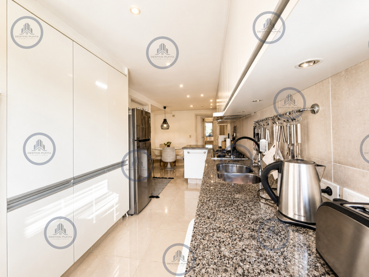 Apartamento ID.3030 - Venta de Apartamento de 3 Dormitorios sobre Primera Fila de Playa Brava, Punta del Este