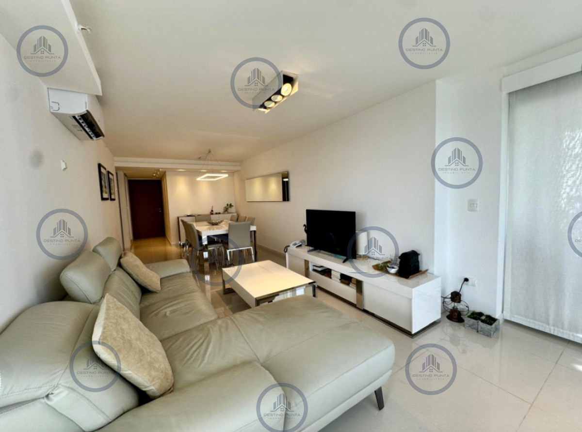 Apartamento ID.174 - Venta de apartamento de 2 dormitorios más dependencia y parrillero en Playa Mansa