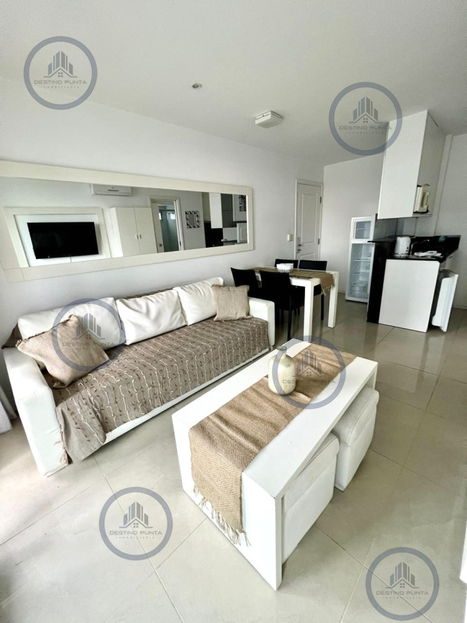 Apartamento ID.1622 - Apartamento de 1 Dormitorio en Torre con Servicios, Cerca del Mar - Alquiler Anual, Punta del Este