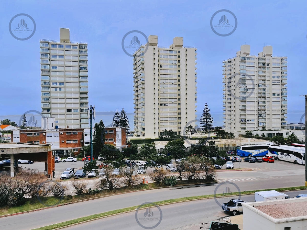 Apartamento ID.2075 - Excelente Apartamento de 2 Dormitorios Frente a Los Dedos, Playa Brava Punta del Este