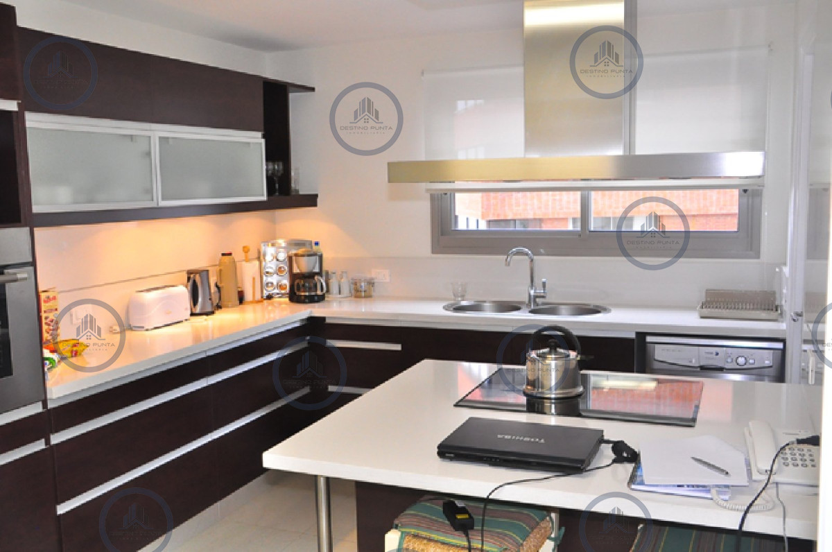 Apartamento ID.243 - Excelente Apartamento de 3 Dormitorios y Dependencia en Playa Brava - Venta y Alquiler