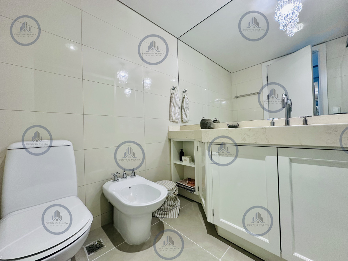 Apartamento ID.2300 - Lujoso Penthouse de 4 Dormitorios con Vista al Mar sobre Playa Mansa, Punta del Este