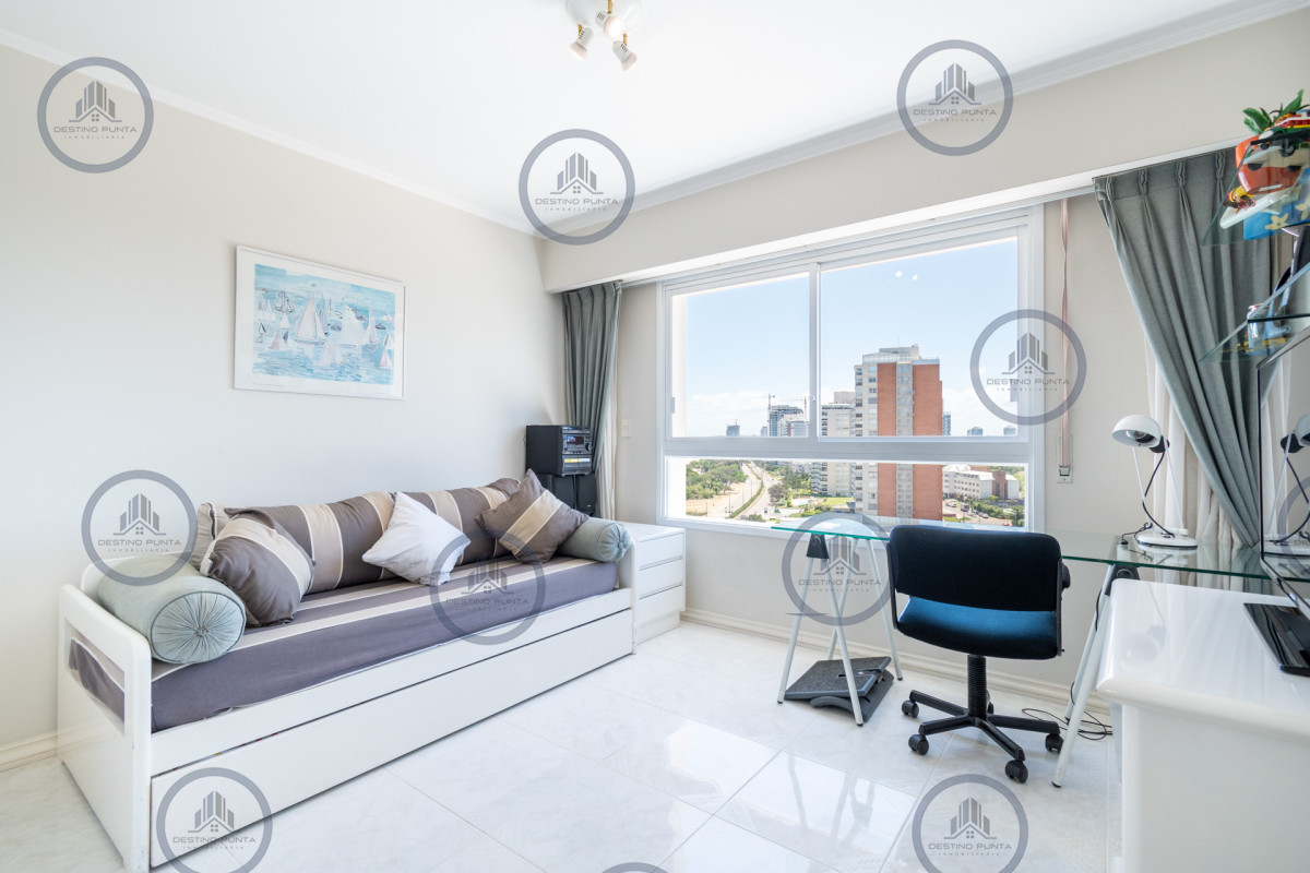 Apartamento ID.77 - Alquiler temporario y venta de espectacular departamento esquinero al frente en edificio icónico frente al Mar, Playa Mansa, Punta del Este 