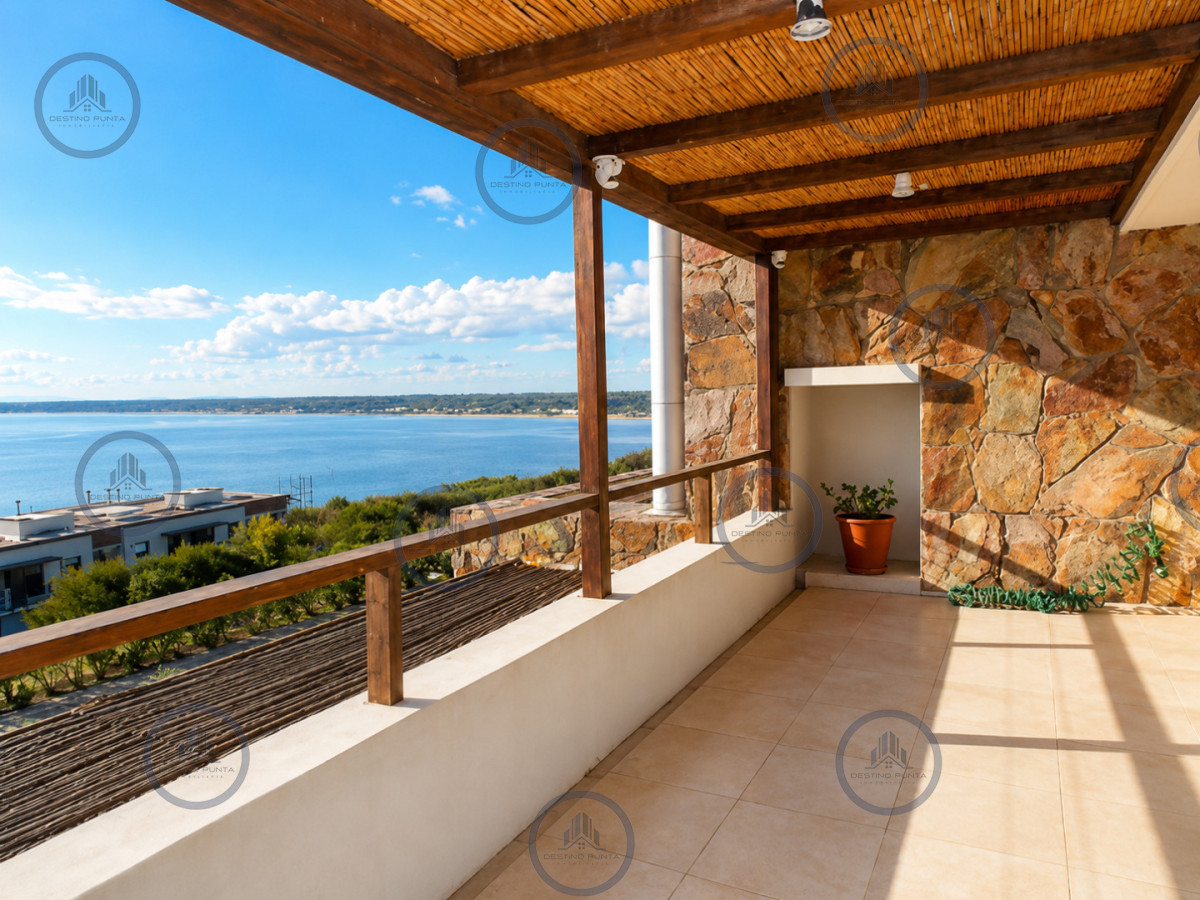 Apartamento ID.2462 - Excelente y amplio departamento duplex en venta de 3 dormitorios mas dependencia con parrillero, Punta Ballena