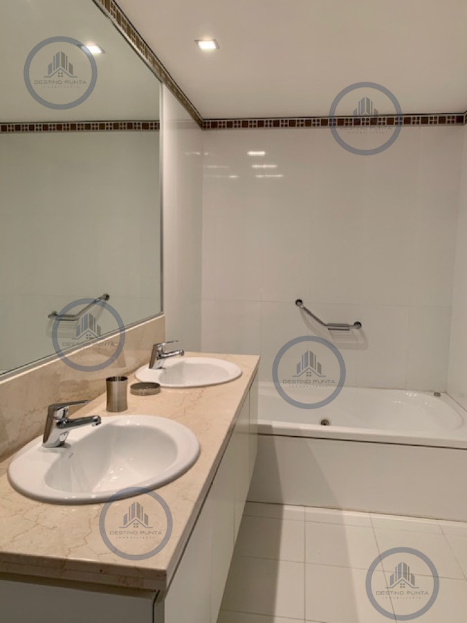 Apartamento ID.51 - Alquiler temporario de apartamento de dos dormitorios más dependencia de servicio sobre Playa Brava, Punta del Este