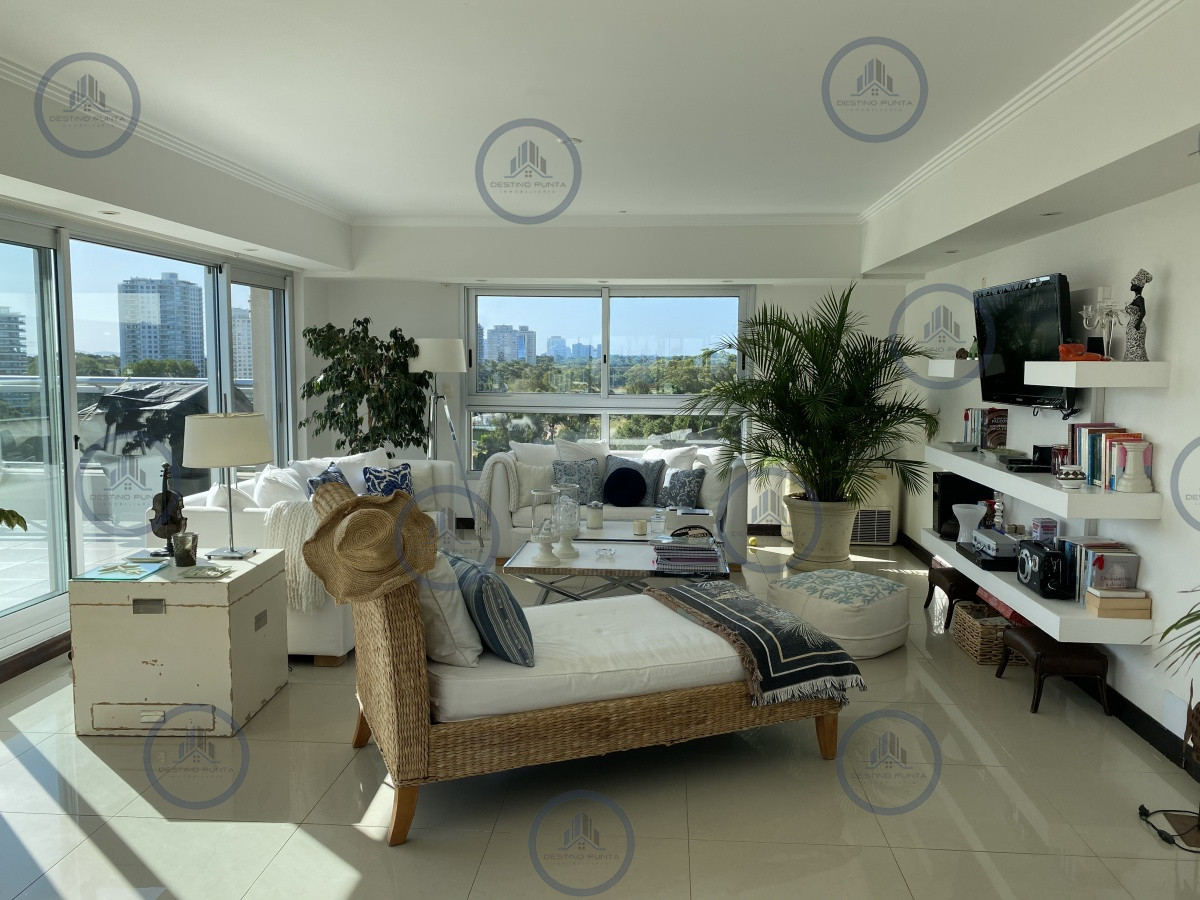 Excelente Apartamento de 3 Dormitorios y Dependencia Frente al Mar - Playa Brava — fotografía 4