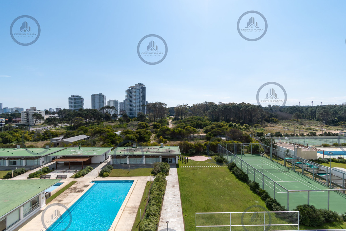 Apartamento ID.53 - Moderno Apartamento sobre playa Brava en torre Le Parc, cuenta con dos dormitorios más dependencia de servicio. Punta del Este