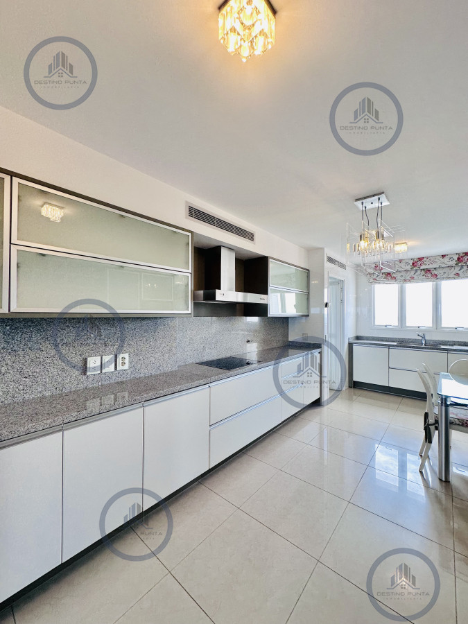 Apartamento ID.2300 - Lujoso Penthouse de 4 Dormitorios con Vista al Mar sobre Playa Mansa, Punta del Este