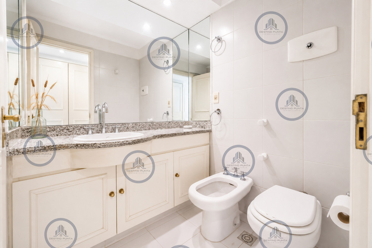 Apartamento ID.1102 - Exclusivo Apartamento Frente al Mar en Playa Brava, 3 Dormitorios y Dependencia