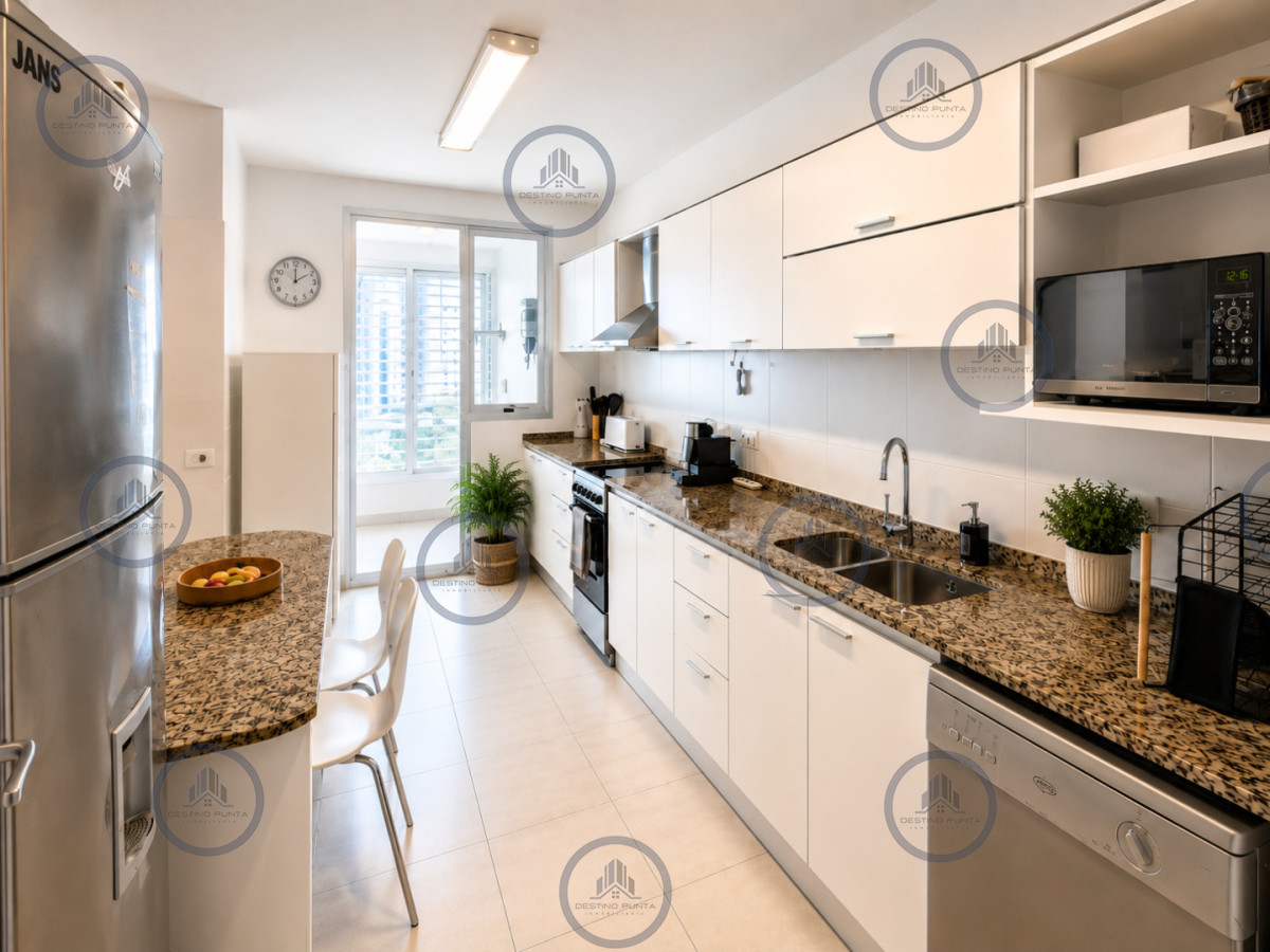 Apartamento ID.3255 - Apartamento de 3 Dormitorios con Vista al Mar, en Playa Brava Punta del Este
