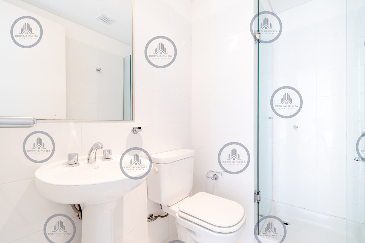 Apartamento ID.53 - Moderno Apartamento sobre playa Brava en torre Le Parc, cuenta con dos dormitorios más dependencia de servicio. Punta del Este