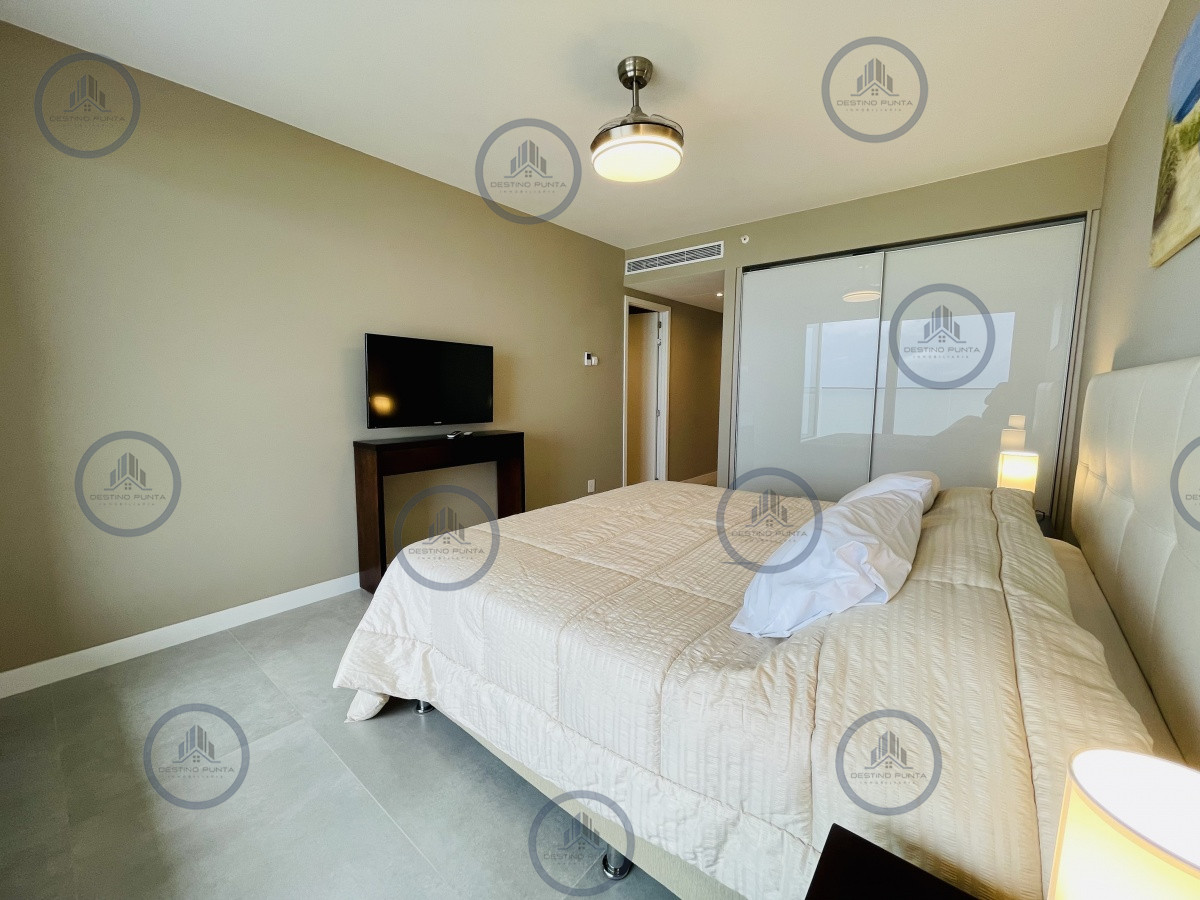 Apartamento ID.1122 - Venta y Alquiler Anual Moderno Apartamento de 2 Dormitorios en Torre Venetian sobre Playa Mansa